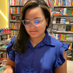 Foto da desenhista Mari Leal